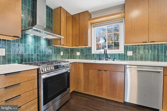 Building Photo - 3700 Emily St