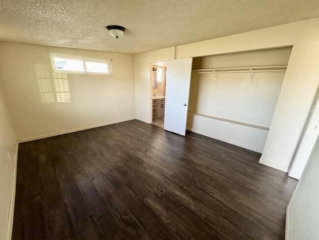 Building Photo - 8740 Catalpa Ave