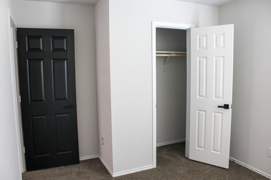 Building Photo - 1013 Velvet Ct