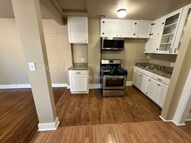 Building Photo - 1715 N Villa Ave