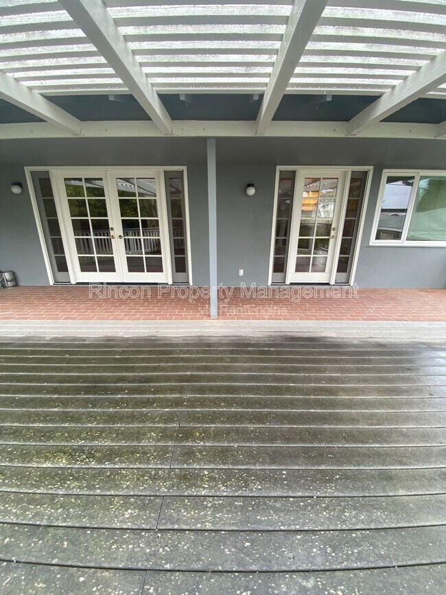 Building Photo - 373 Sierra Dr