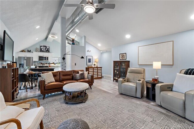 Building Photo - 310 SE Denver Ave