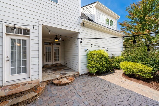 Building Photo - Available Early April! Gorgeous Updated 5-Bedroom, 5-Ba in the Desirable Amberly Community!