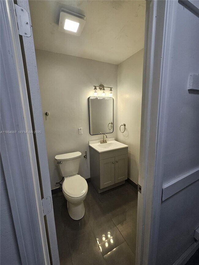 Building Photo - 5615 NW 27th Ct