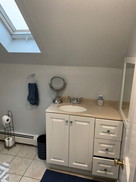 Building Photo - 378 Thames St