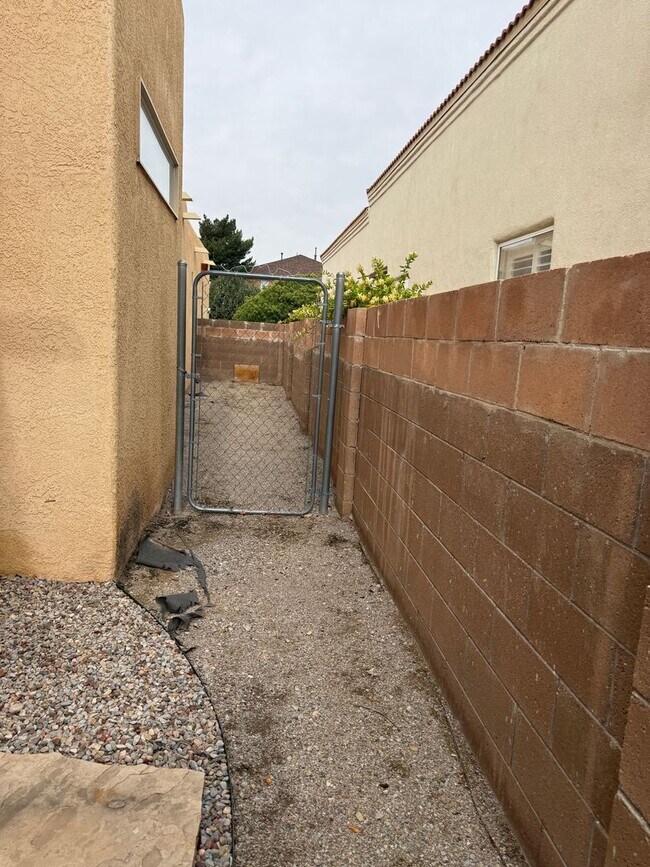 Building Photo - Location, Location!  3 Br, 2 Ba, fireplace in living room, kitchen appliances