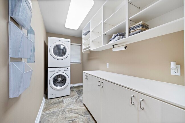 Building Photo - 2913 Beluche Dr