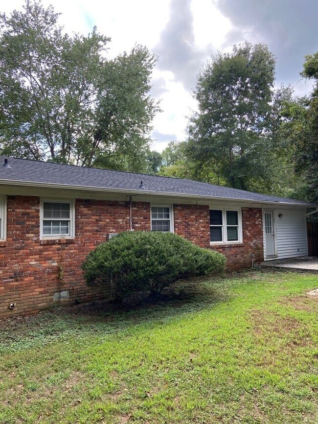 AVAILABLE NOW! 106 Greenbriar Dr, Greenw... 106 Greenbriar Dr