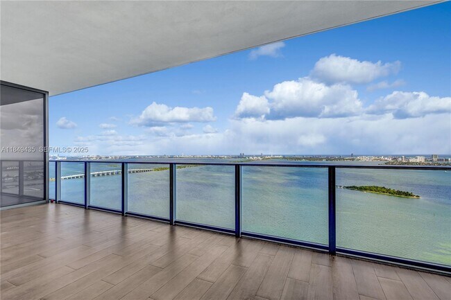 Building Photo - 700 NE 24th St