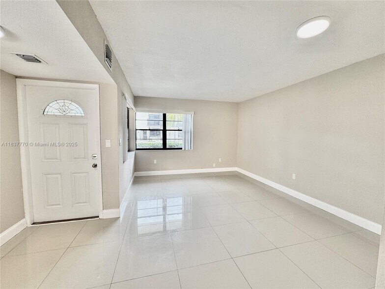 Building Photo - 3840 SW 52nd Ave