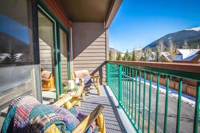 Building Photo - Evolve Real Estate: 3-6 Mos Lease Only Large Fully Furnished Condo Walking Distance to Keystone V...