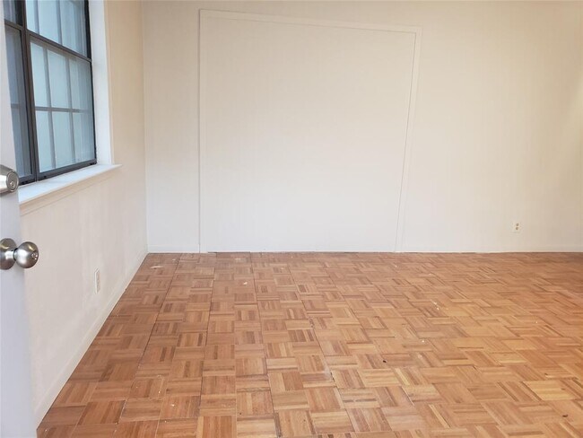 Building Photo - 609 Bissonet Ln