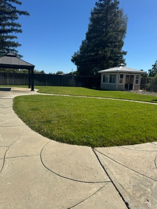 Building Photo - Beautiful 4 Bedroom 2 Bathroom Home with Solar!