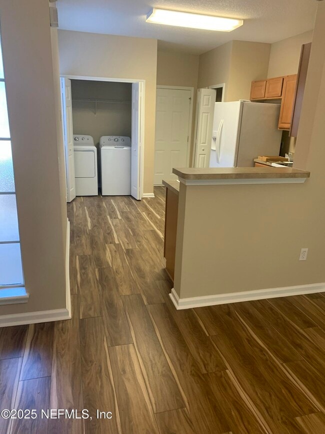 Building Photo - 426 Scrub Jay Dr