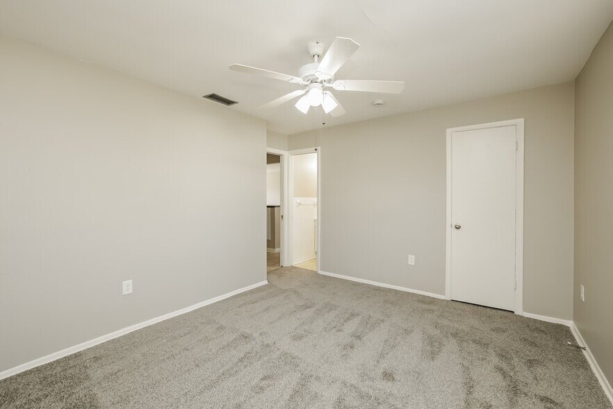 Building Photo - 8910 Cypress Lake Dr