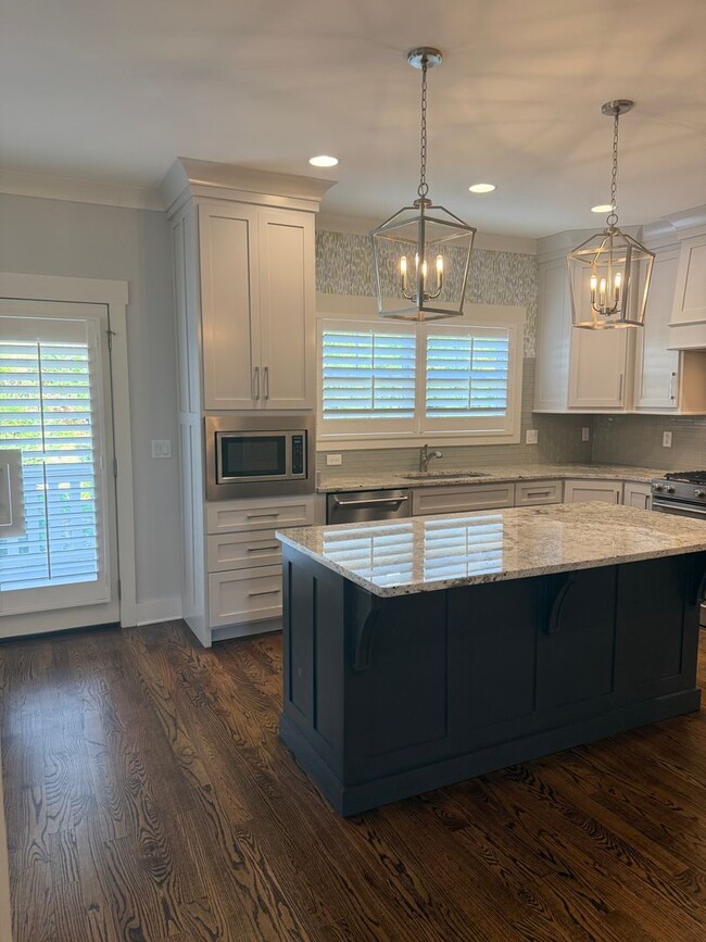 Building Photo - **New Price**Spacious Custom Home in Barns...