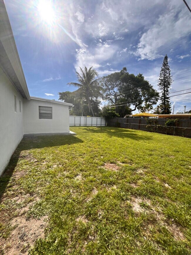 Building Photo - 4285 SW 49th St