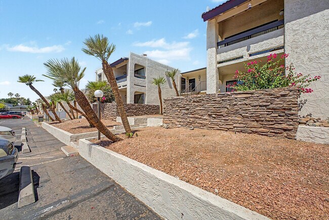 Building Photo - 3825 E Camelback Rd