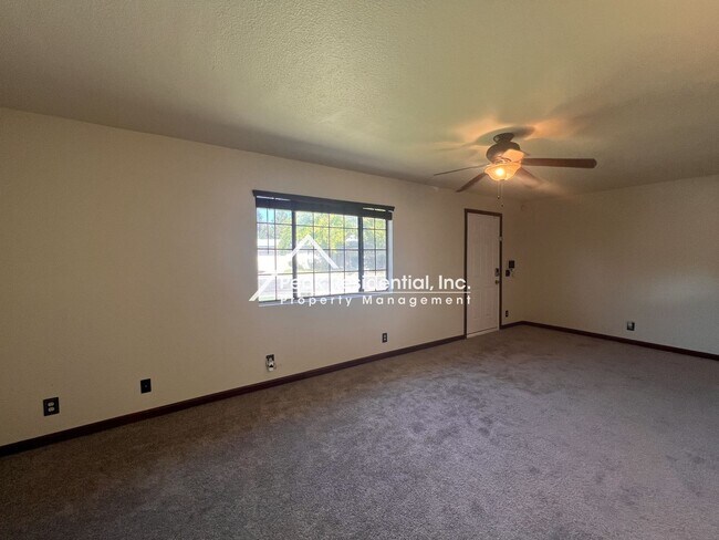 Building Photo - 5546 Cranbrook Way
