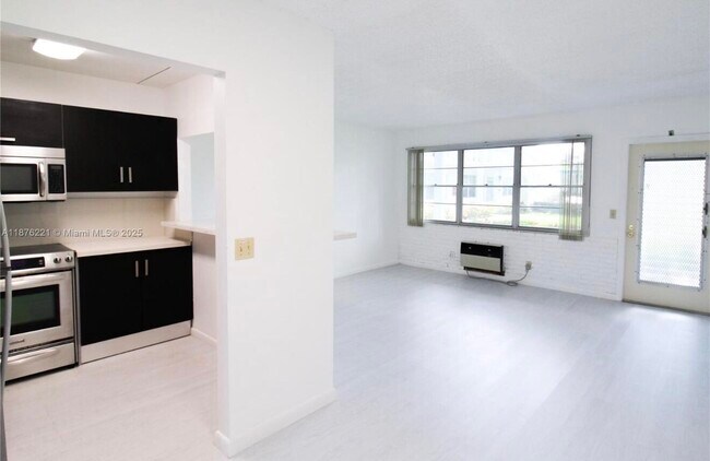 Primary Photo - 319 Newport V