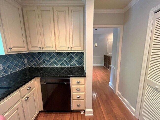 Building Photo - 82 Montre Square NW