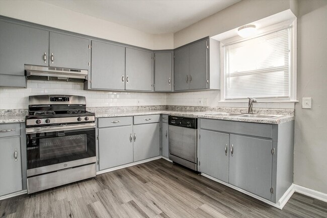 Building Photo - Your Cozy Kansas City Retreat Awaits – Wit...