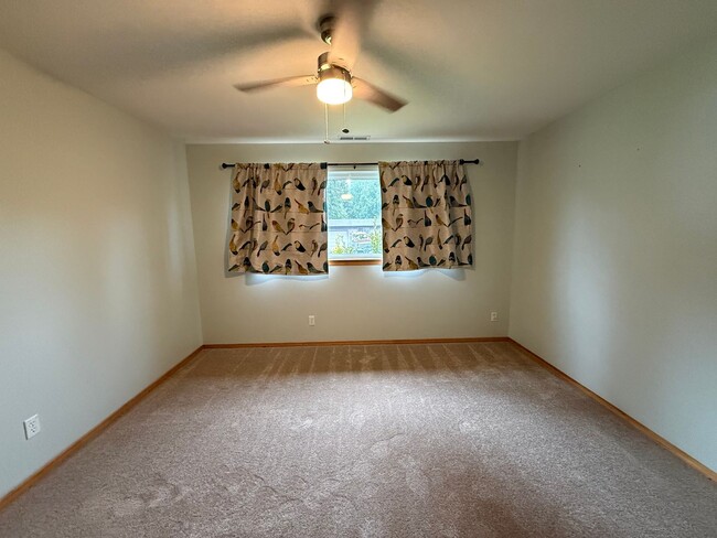 Building Photo - Beautiful Split-Entry 4 Bed 3 Bath Home Fully Fenced Yard