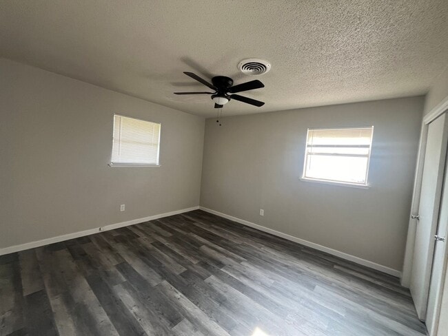 Building Photo - Recently Updated 3/2/1