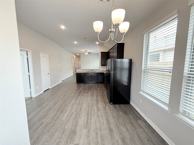 Building Photo - 14501 Sugar Pines Dr
