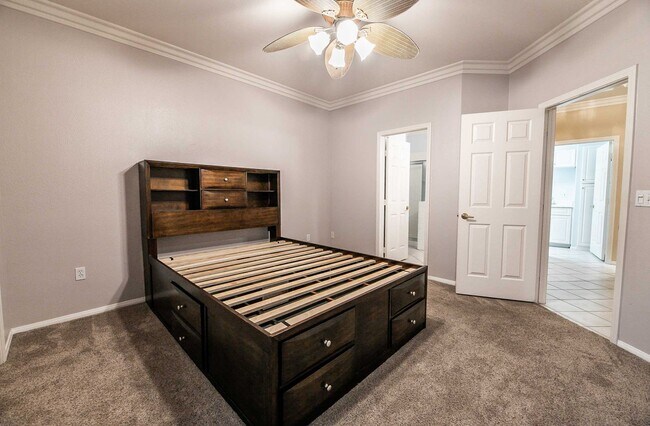 Building Photo - Cute 2 Bedroom Condo with 2 Car Garage located in a Guard Gated Community in Green Valley!