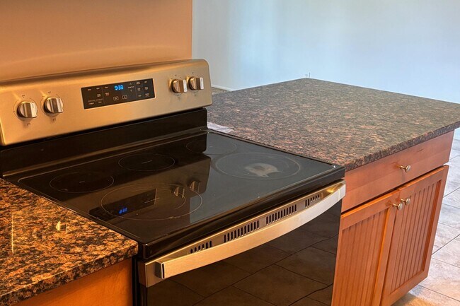 Building Photo - 689 E Fox Hills Dr