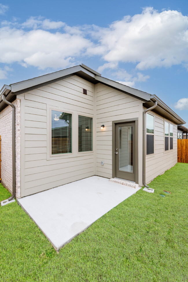 Building Photo - Spacious One-story floor plan