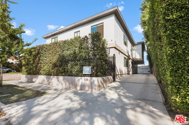 Building Photo - 838 N Mansfield Ave