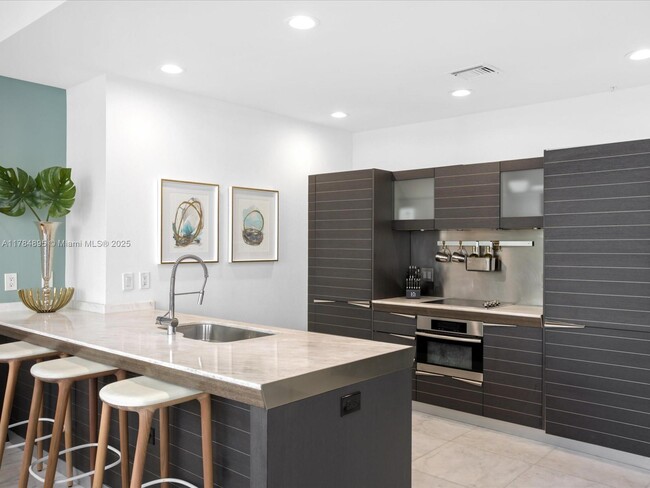 Building Photo - 200 Biscayne Blvd Way