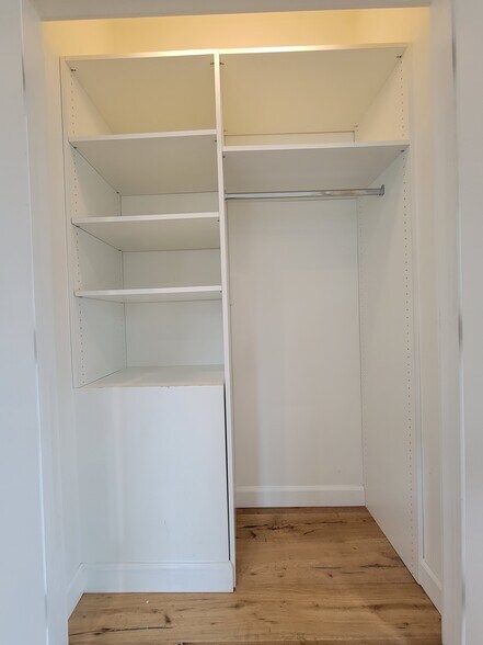 Brm 2 Closet - 410 Miramar Dr