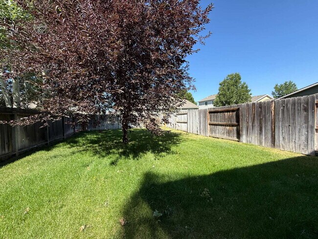 Building Photo - 3 Bed Townhome with awesome fenced yard!