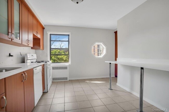 Building Photo - 73 Hilbert St