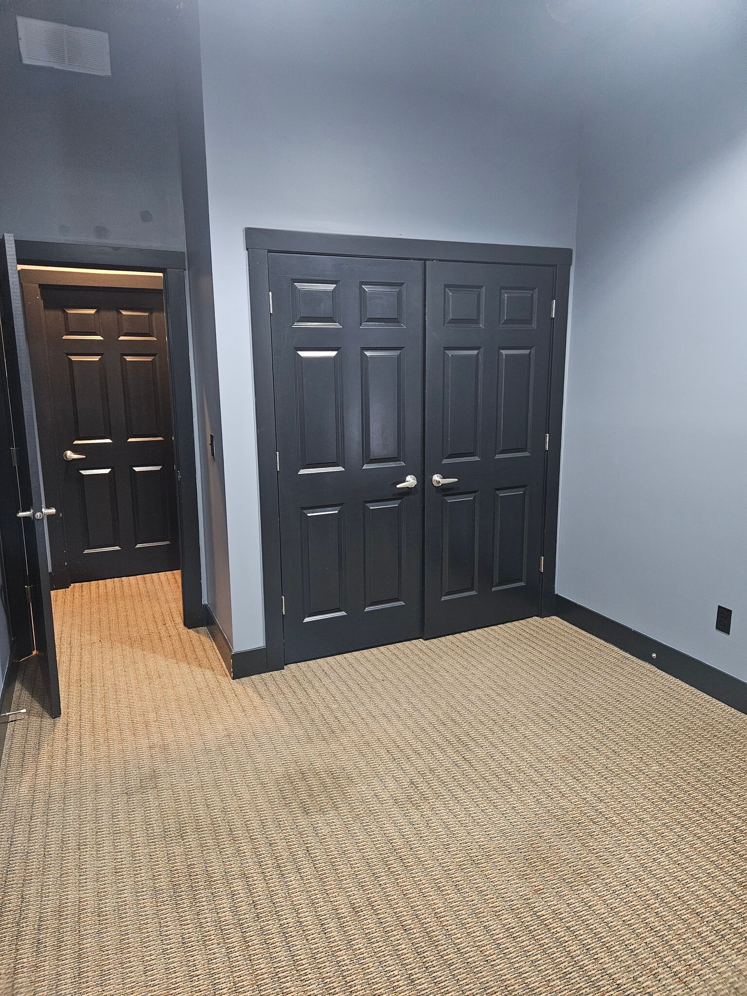 Building Photo - 329 S Washington Sq