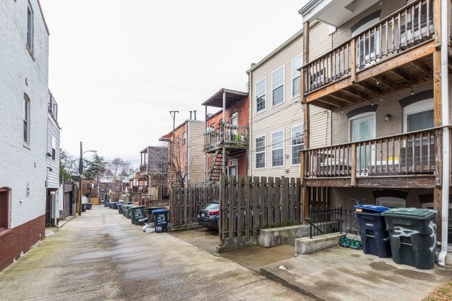Building Photo - Stunning premium corner Townhome condo in ...