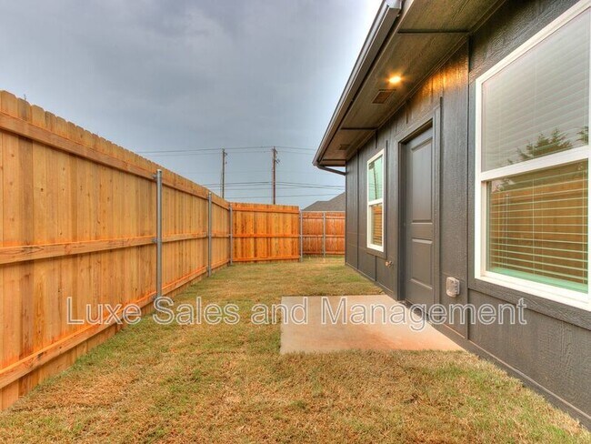Building Photo - 10908 Oak Holw Ln