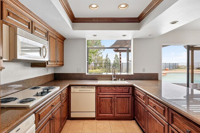 Building Photo - 5BR; 3BA Pool Home with Stunning Views in ...