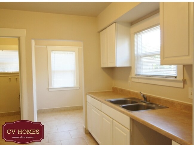 Building Photo - 980 N Broadway St