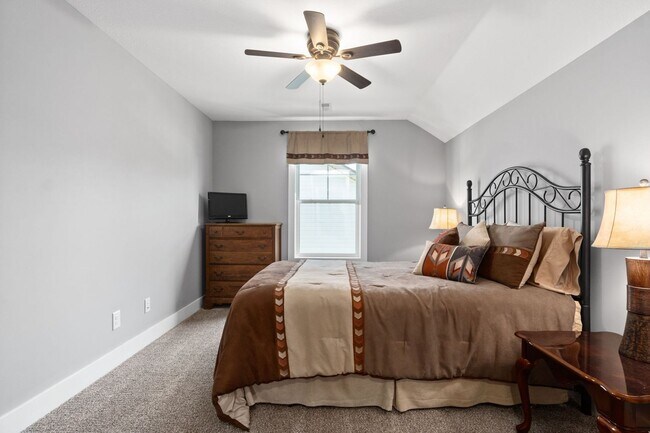 Building Photo - 4 Bedroom Near Post With River Access For ...