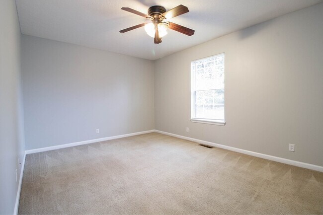 Building Photo - 632 Artic Ave