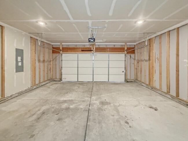 Building Photo - 2557 Plano Dr