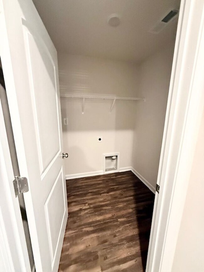 Building Photo - Two bedroom, 2.5 bath townhome in Whitsett