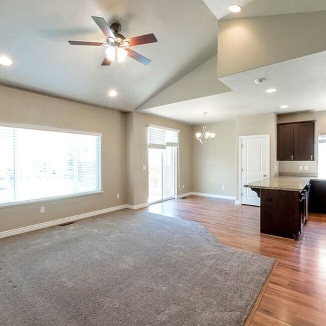 Building Photo - 1848 Woodview Dr W