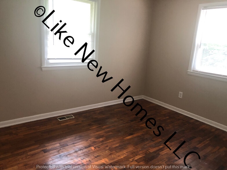 Building Photo - 3702 Ivanhoe Ave