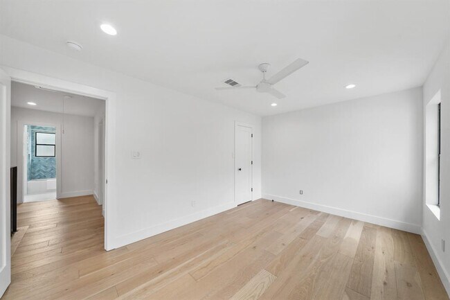 Building Photo - 819 Silvergate Dr