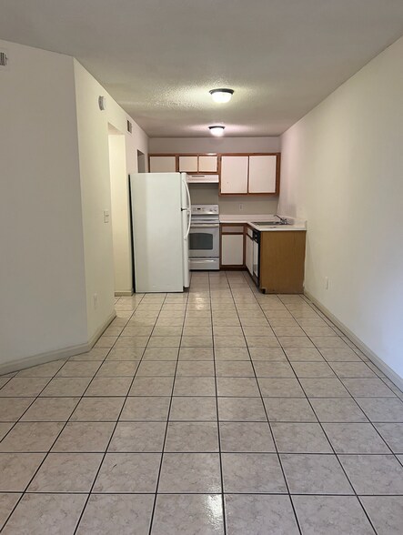Walk in, living room, open concept kitchen - 145 Lullwater Dr